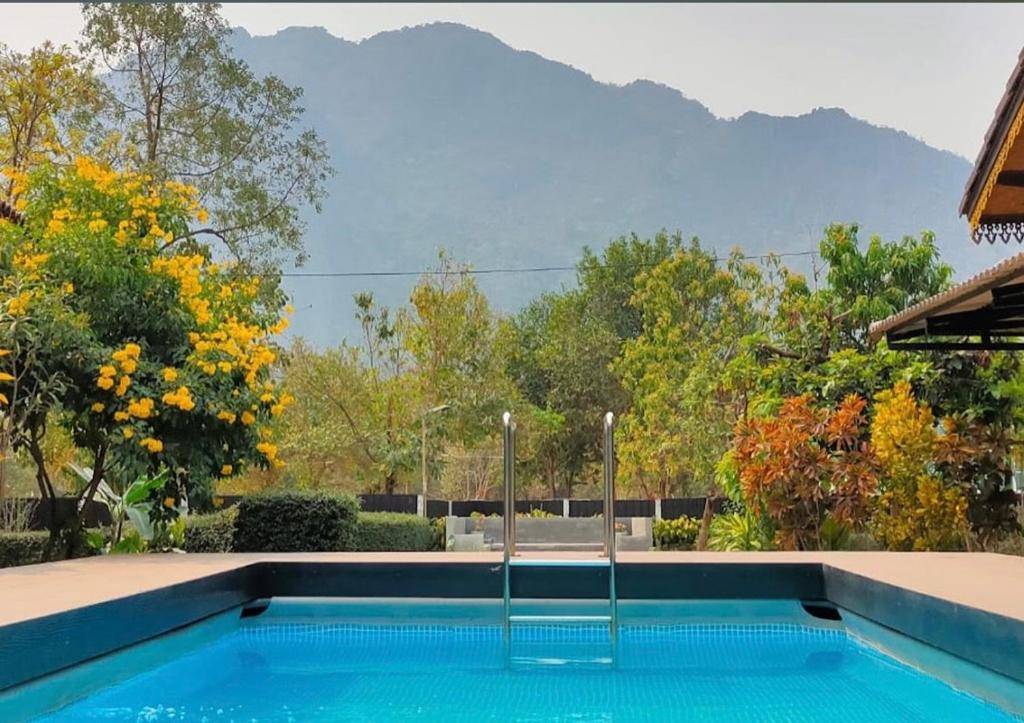 where to stay in vang vieng garden villa